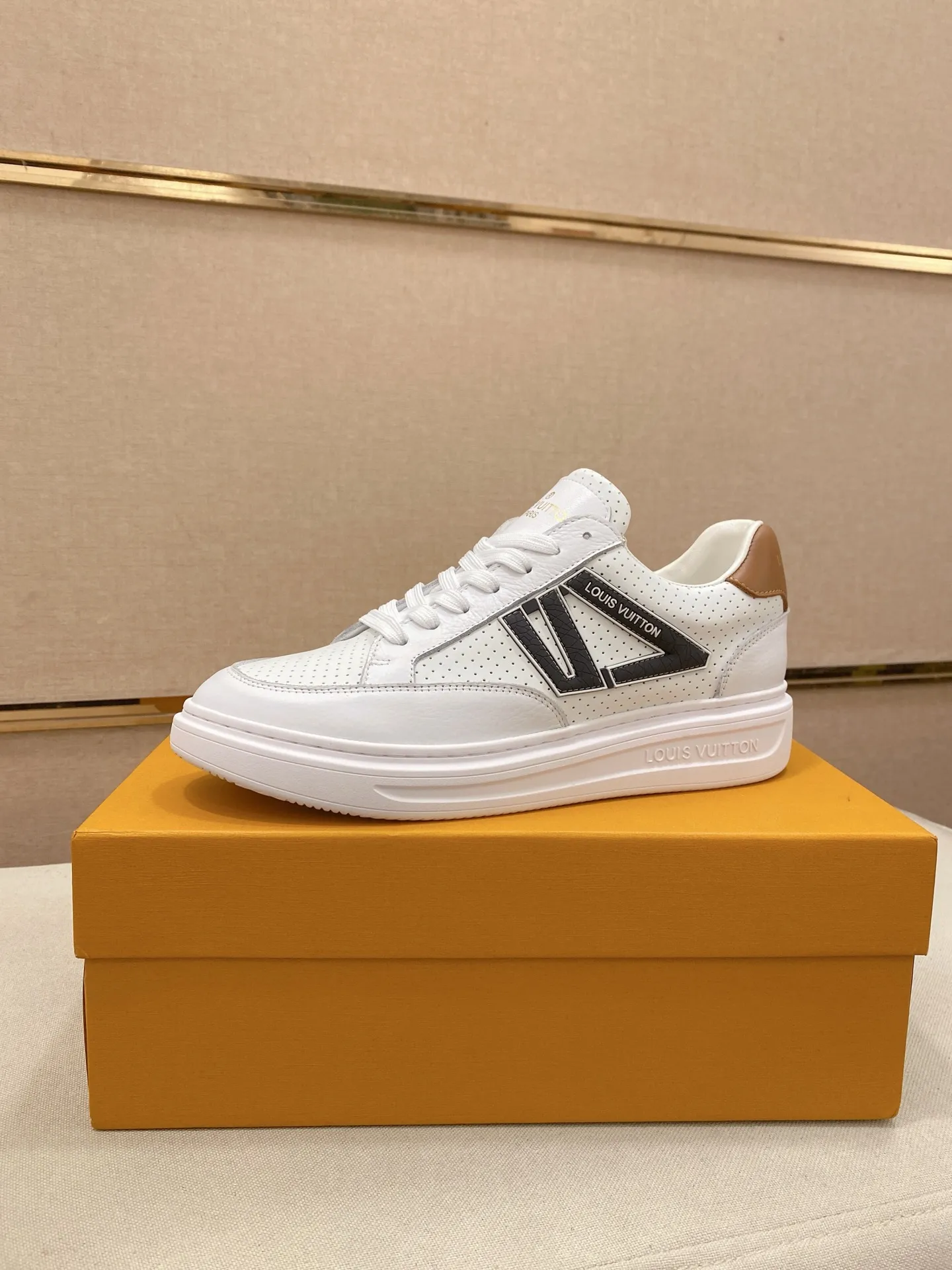 Men's shoes 💰: 420💰🎉🎉LV~Louis Vuitton trendy men's shoes New shipments Latest matching The same style as the official website Super high quality Hot sales of the season [strong] [strong] [strong] Selected first-layer cowhide, comfortable cowhide lining, original last, comfortable on the foot, wear-resistant rubber outsole Size number: 38-44.